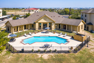 Port Royal Apartment Homes in San Antonio, TX - Foto de edificio - Building Photo