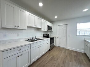128 NW 2nd Ave in Hallandale Beach, FL - Building Photo - Building Photo