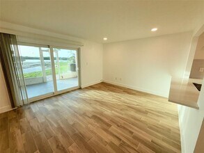 3715 42nd Way S in St. Petersburg, FL - Foto de edificio - Building Photo
