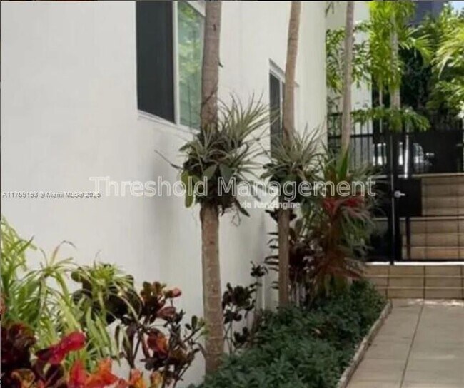 150 SW 10th St in Miami, FL - Building Photo - Building Photo