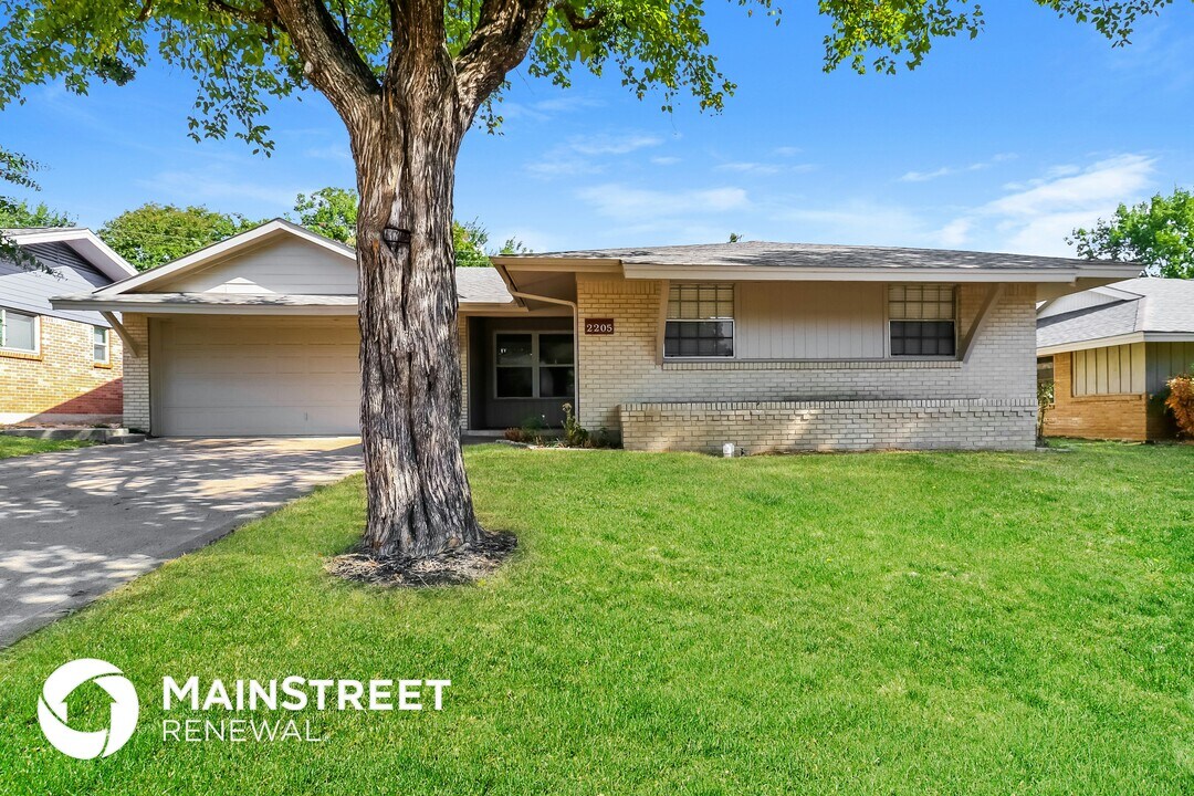 2205 Marvel Dr in Irving, TX - Building Photo