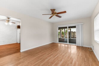 2078 Loma Linda Way N in Clearwater, FL - Foto de edificio - Building Photo