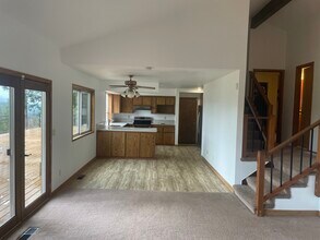 17135 SE Royer Rd in Damascus, OR - Foto de edificio - Building Photo