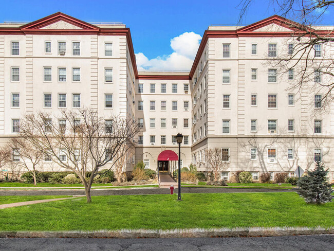 Park Lane in Mount Vernon, NY - Building Photo - Primary Photo