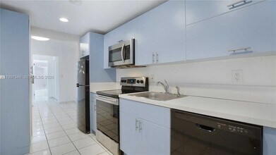 1340 Lincoln Rd in Miami Beach, FL - Building Photo - Building Photo