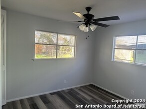 115 Meadow Trail Dr in San Antonio, TX - Building Photo - Building Photo