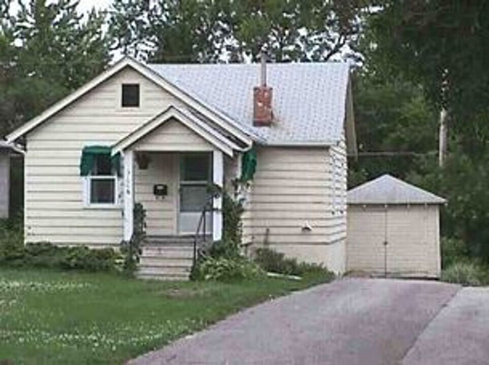 2106 Muscatine Ave in Iowa City, IA - Building Photo