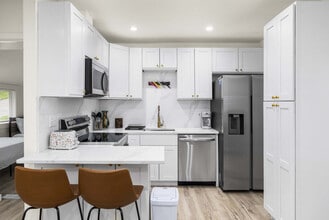 815 SW Cloverdale St in Seattle, WA - Building Photo - Building Photo