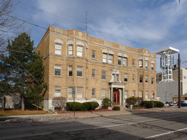 Bervean Apartments in Flint, MI - Building Photo - Building Photo