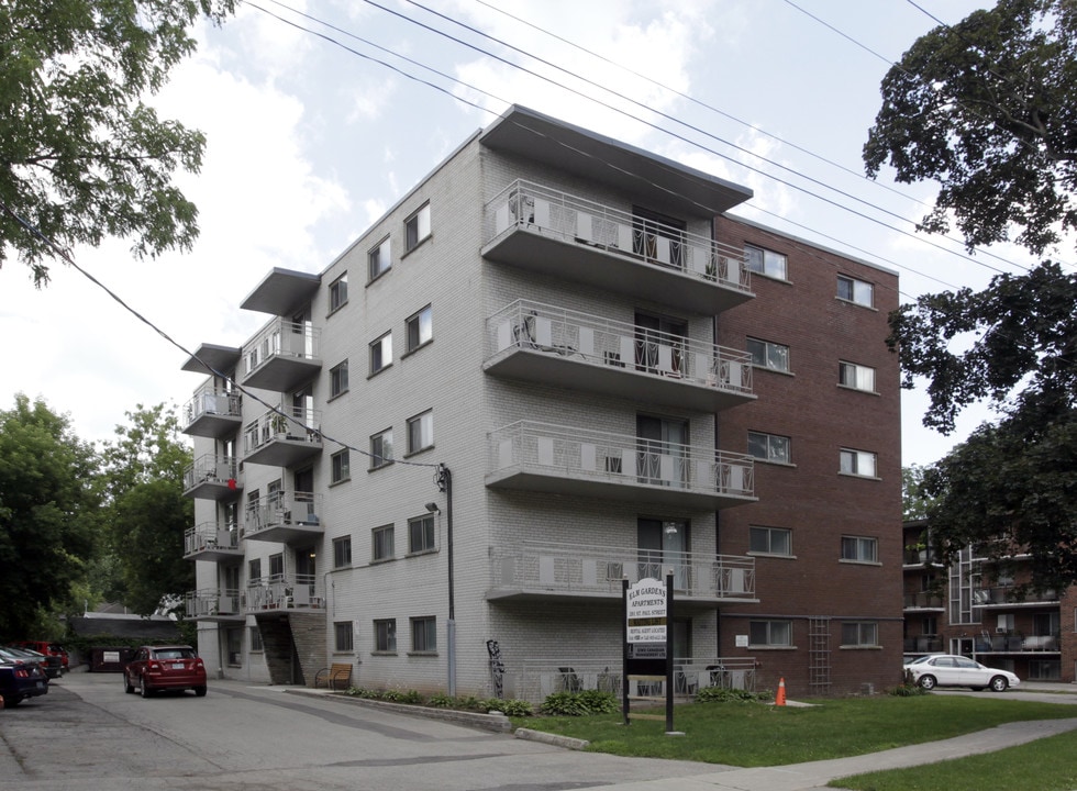 Elm Gardens in Burlington, ON - Building Photo