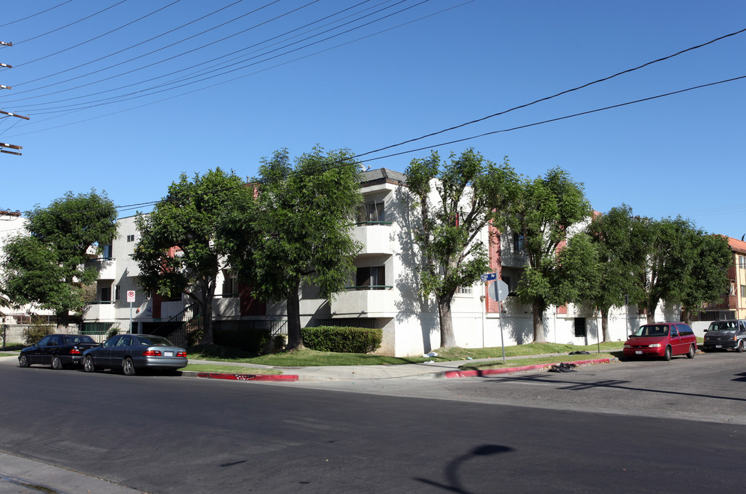 7302 Eton Ave in Canoga Park, CA - Building Photo