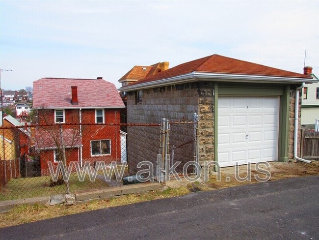 818 Woodbourne Ave in Pittsburgh, PA - Building Photo - Building Photo