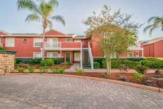 Lake Azzure Apartments in Tampa, FL - Foto de edificio - Building Photo