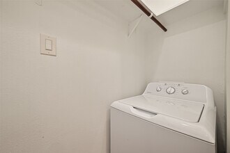 8801 Hammerly Blvd in Houston, TX - Building Photo - Building Photo