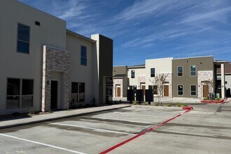 The Grove at Del Mar in Laredo, TX - Building Photo - Building Photo