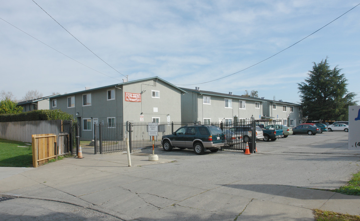 Los Animas Apartments in Gilroy, CA - Building Photo