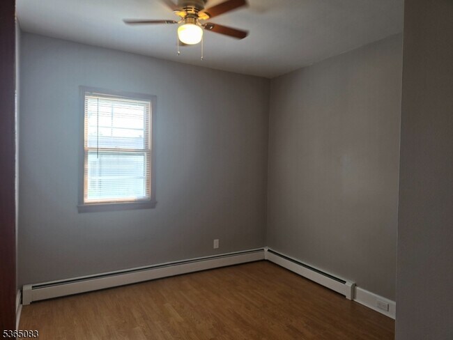 22 Van Dyke St in Wallington, NJ - Building Photo - Building Photo