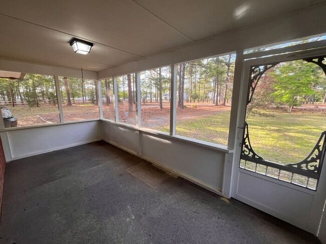 825 Quewhiffle Rd in Aberdeen, NC - Foto de edificio - Building Photo