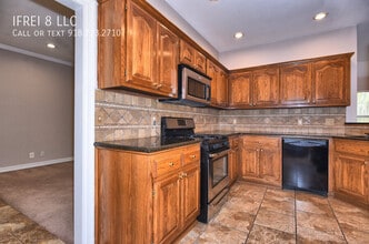 300 S 63rd St in Broken Arrow, OK - Building Photo - Building Photo