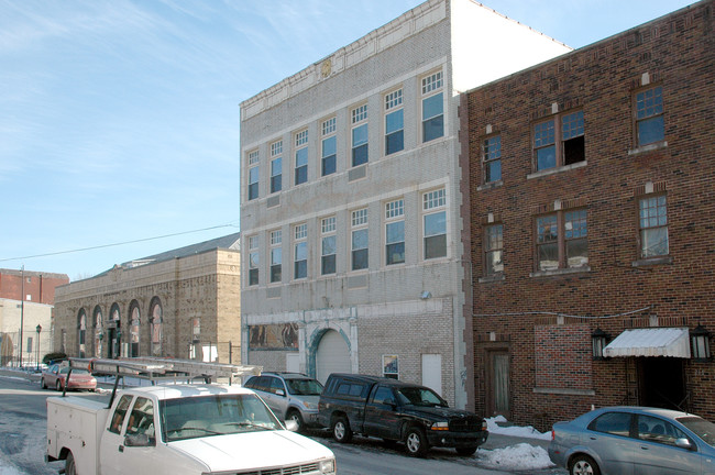 214 E Chestnut St in Coatesville, PA - Foto de edificio - Building Photo