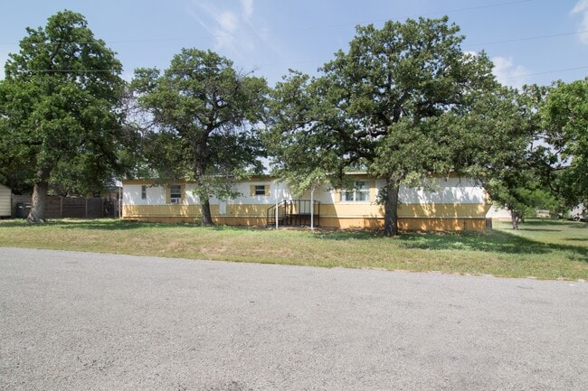 115 Oak St in Buchanan Dam, TX - Building Photo - Building Photo
