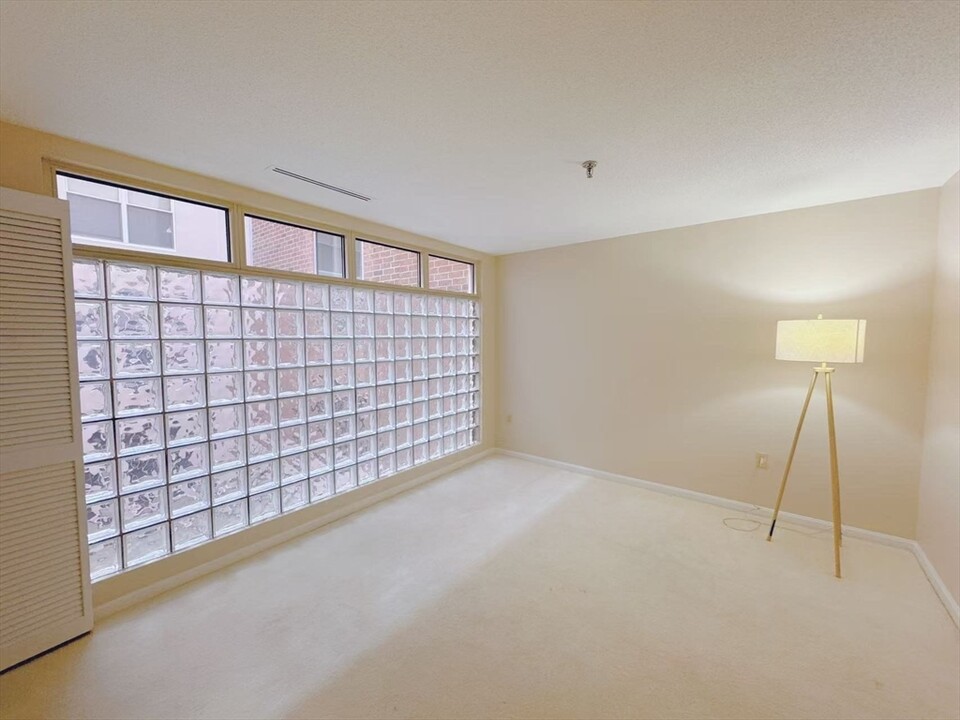 20 Webster St, Unit 304 in Brookline, MA - Building Photo