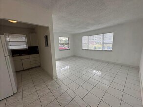 400 SE 9th Ct in Hallandale Beach, FL - Building Photo - Building Photo