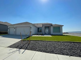 7247 Corsica St in West Richland, WA - Building Photo