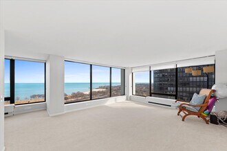 5445 N Sheridan Rd, Unit 1912 in Chicago, IL - Foto de edificio - Building Photo