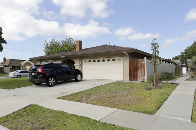 3095 Cassia Ave in Costa Mesa, CA - Foto de edificio - Building Photo