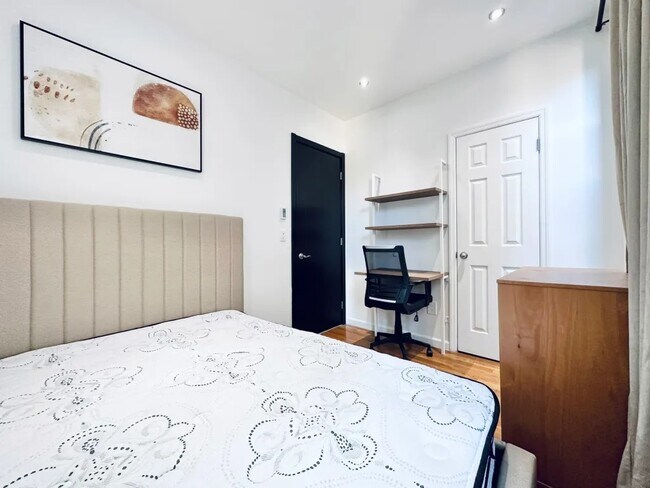 Furnished room/NOT APARTMENT, Unit 6A in New York, NY - Foto de edificio - Building Photo