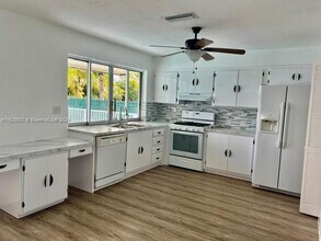 8620 NW 21st Ct in Sunrise, FL - Building Photo - Building Photo