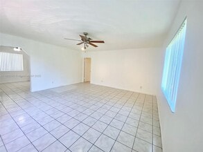 2345 Douglas St in Hollywood, FL - Foto de edificio - Building Photo