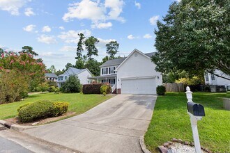 2112 Echo Glen Ln in Apex, NC - Building Photo - Building Photo
