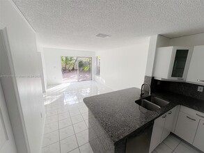 1120 W Lake St in Hollywood, FL - Building Photo - Building Photo