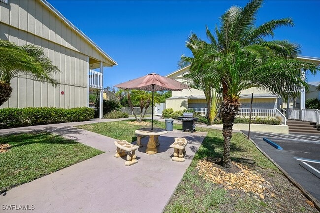 4607 Bayshore Dr in Naples, FL - Building Photo - Building Photo