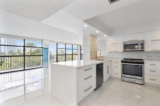 600 Parkview Dr, Unit 509 in Hallandale Beach, FL - Foto de edificio - Building Photo