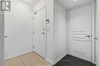 313-1940 Ironstone Dr in Burlington, ON - Building Photo - Building Photo