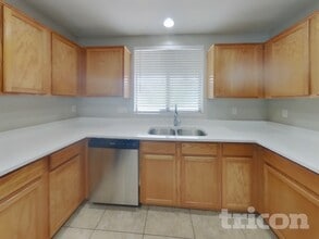 3728 W Fremont Rd. in Phoenix, AZ - Foto de edificio - Building Photo