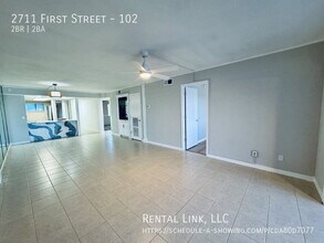 2711 First Street, Unit 102 in Ft. Myers, FL - Foto de edificio - Building Photo