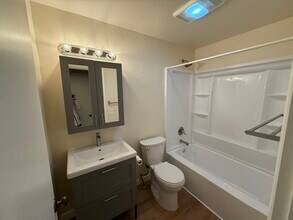 6309 SW Valley Ave, Unit #3 in Beaverton, OR - Building Photo - Building Photo