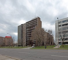 180 Markham Rd in Toronto, ON - Building Photo