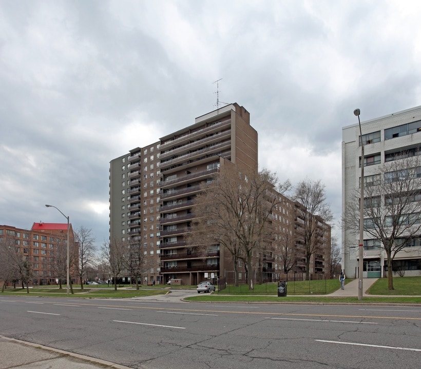 180 Markham Rd in Toronto, ON - Building Photo