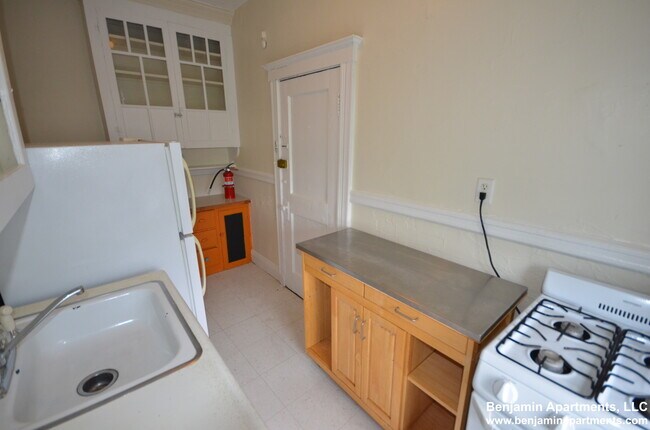 3 Egremont Rd, Unit 12 in Boston, MA - Building Photo - Building Photo