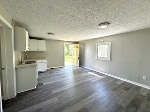 1102 Batts Blvd in Springfield, TN - Building Photo - Building Photo