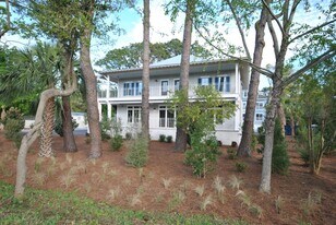 3 Burkes Beach Rd in Hilton Head Island, SC - Building Photo