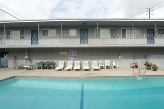 15209 Prairie Ave in Lawndale, CA - Foto de edificio - Building Photo