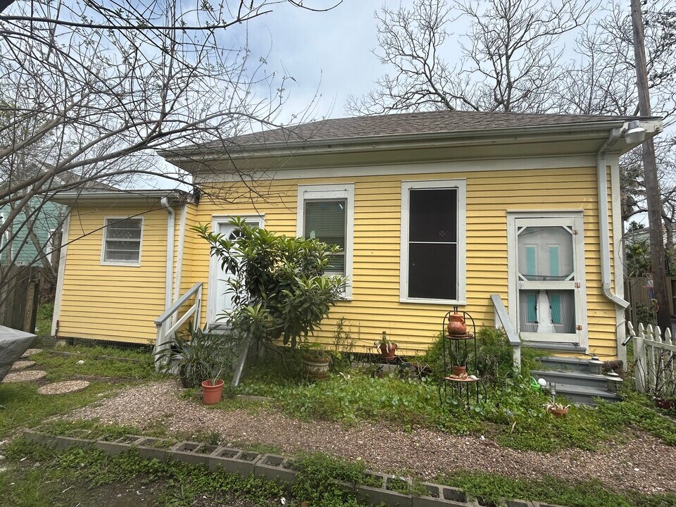 1621 Avenue K Rear in Galveston, TX - Building Photo