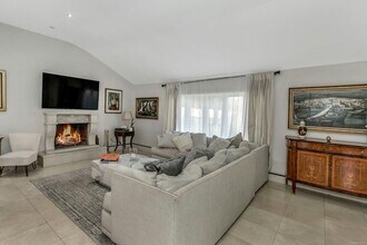 88 Knollwood Rd in Roslyn, NY - Foto de edificio - Building Photo