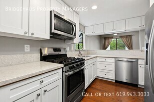 1095 Shadowridge Dr in Vista, CA - Building Photo